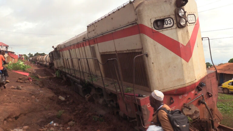 Dubréka : Un train de la société Rusal Friguiya déraille pour cause d’inondation et perturbe la circulation à la cimenterie