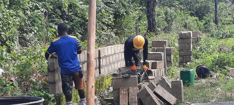 Boffa : Le grand cimetière de la commune urbaine de Boffa en chantier