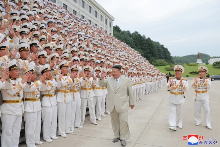 RPD de Corée/Armée : Kim JONG UN visite le commandement de la marine