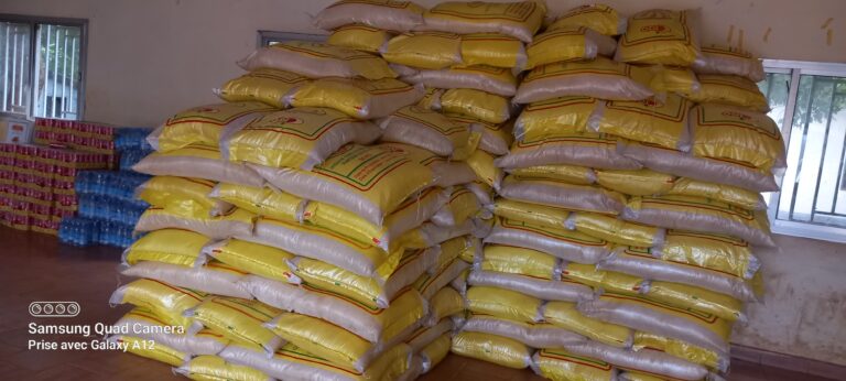 Boké-Humanitaire : L’épouse du PM et la ministre du Commerce font don de 37 tonnes de vivres aux orphelins et personnes démunies