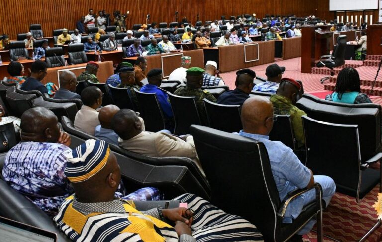 Guinée/CNT: Le gouvernement présente le projet de loi de finances rectificatif 2023 avec un taux de croissance de 6,1%