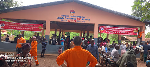Boké-Société: Le Consortium SMB-WINING remet un hangar et un bloc de latrine flambant neufs à la communauté de Bolontchio