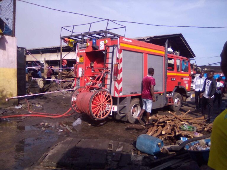 Conakry : Un incendie cause des dégâts dans le port artisanal de Boulbinet