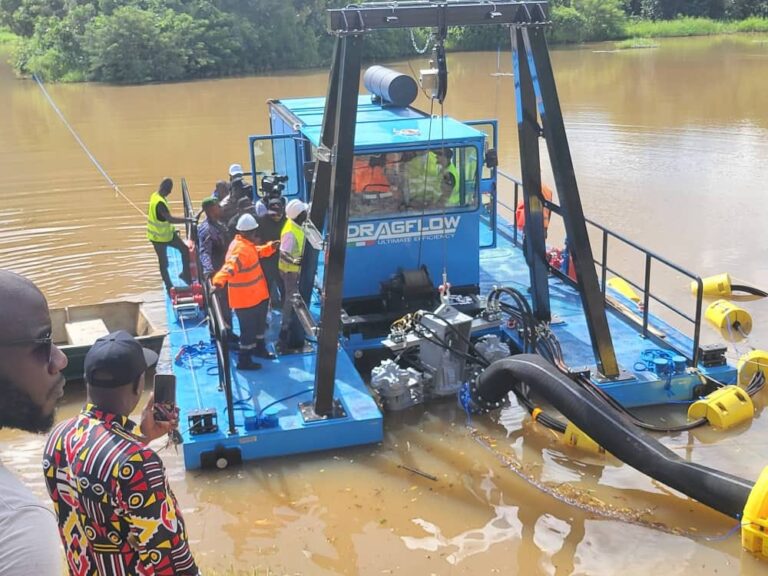 Dabola : La seconde phase du dragage du barrage hydroélectrique de Tinkisso lancée par le ministre Aly Seydouba Soumah