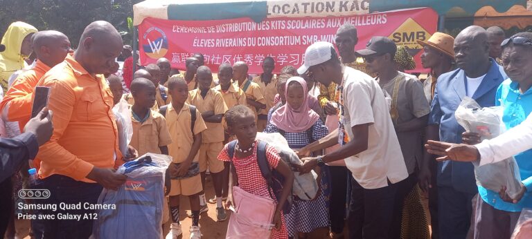 Boké-Education: Le Consortium SMB-WINING remet l’école primaire de Sarabaya après sa rénovation et lance les opérations de distribution des kits scolaires à 63 écoles