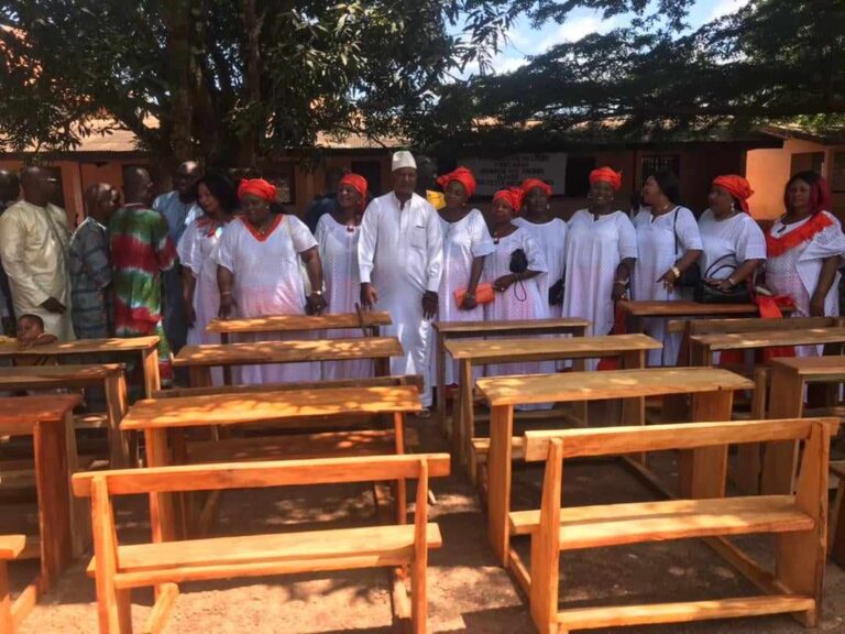 Forécariah/Éducation : Le lycée Forécariah bénéficie un don de 40 tables-bancs de ses anciens élèves