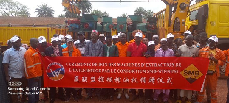 Boké-Economie: Le Consortium SMB-WINING offre quinze (15) machines d’extraction d’huile de palme aux Femmes de Kamsar, Kolaboui et Malapouya