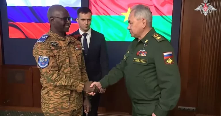 La Russie et le Burkina envisagent de renforcer leur coopération militaire