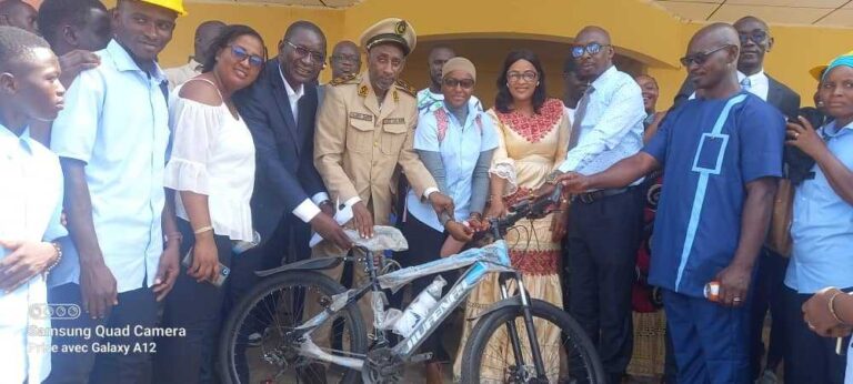 Boké- Éducation: Le ministre Alpha Boubacar Barry offre 43 vélos aux meilleures jeunes filles de l’ERAM