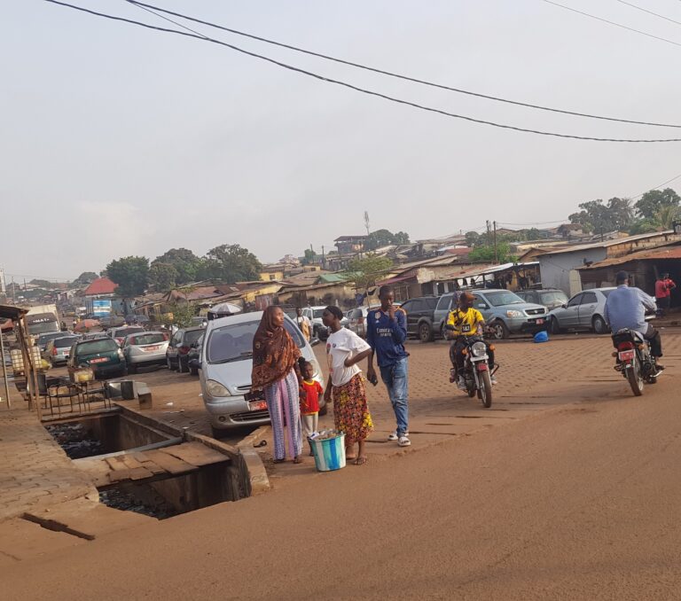 Matoto/Incivisme : Une route nouvellement pavée à Gbessia Olympio, transformée en garage automobile