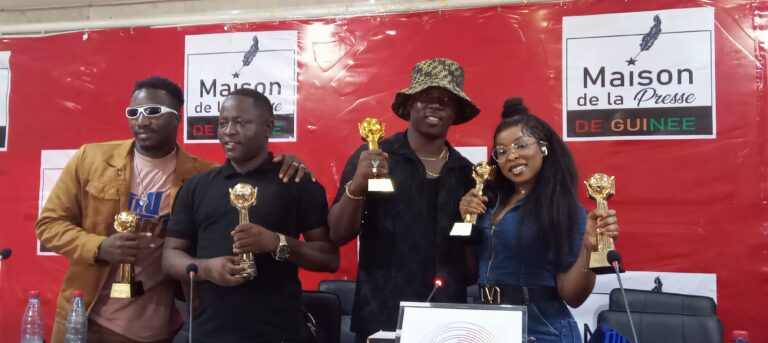 Conakry/Culture : l’artiste Soul BANG’S présente son trophée de meilleur artiste francophone obtenu aux États-Unis