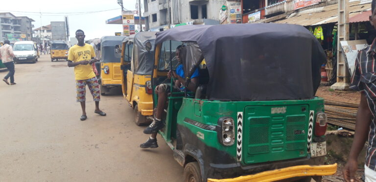 Guinée/Transports : les conducteurs de tricycles se plaignent des tracasseries policières