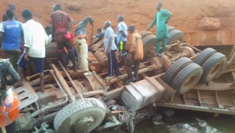 Mamou : Le chauffeur d’un camion perd la vie dans un accident sur le pont de Konkouré