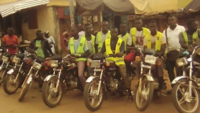 Faranah : Un conducteur de taxi-moto matraqué par des hommes en uniforme