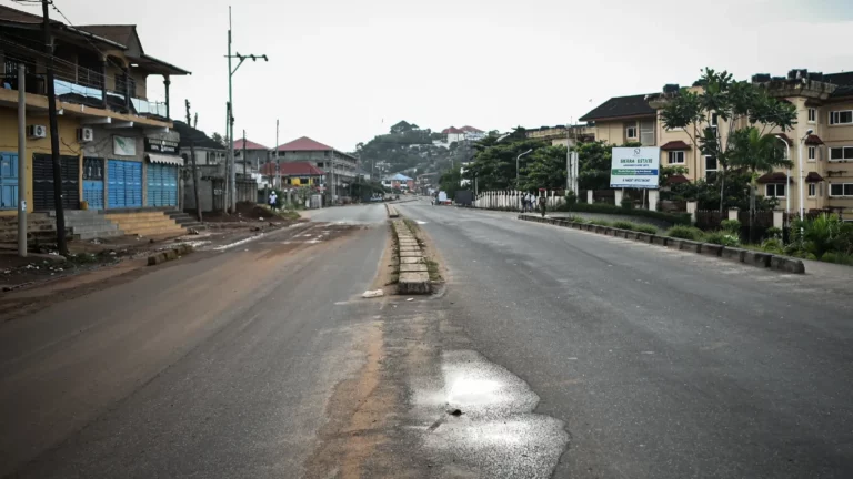 Sierra Leone : chasse à l’homme après les attaques qui ont fait 20 morts