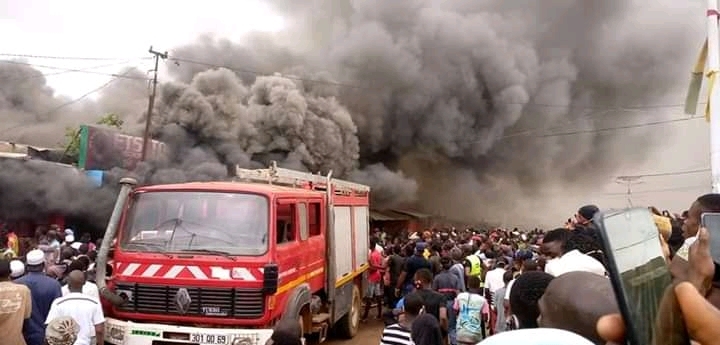 Guinée/Incendie au dépôt d’hydrocarbures: les flammes de la plus grande cuve éteintes