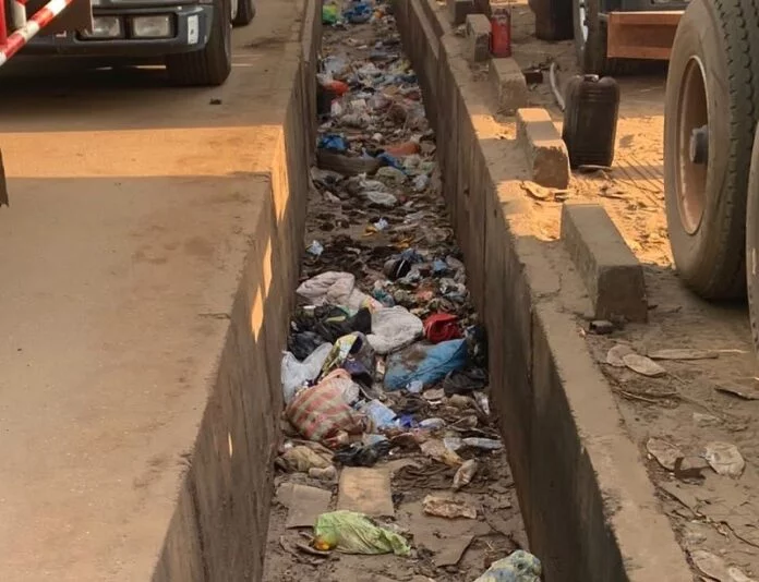 Conakry : Les caniveaux utilisés comme  dépotoirs