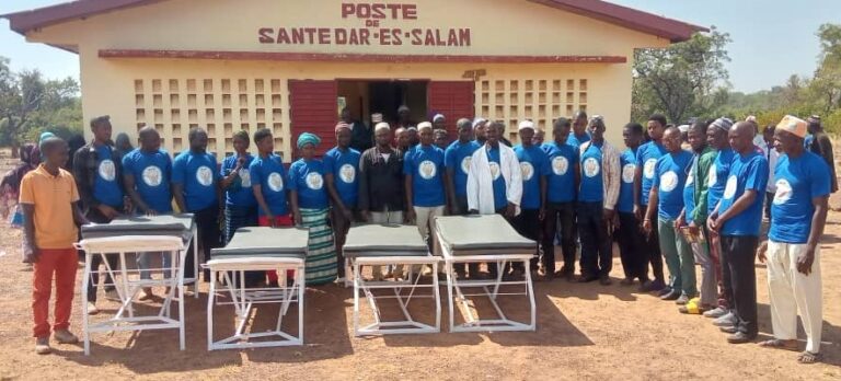 Dinguiraye : L’AJVD fait un don de matériels sanitaires et de fournitures scolaires aux communautés de Daro