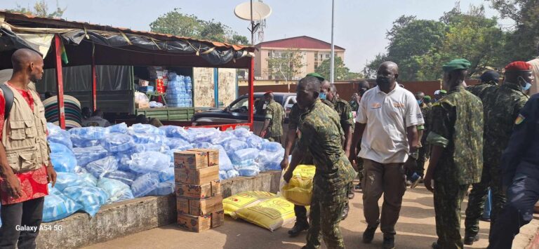 Conakry/Dixinn : l’Eglise Protestante Evangélique de Guinée (EPEG) offre des dons aux sinistrés de l’incendie de Kaloum 