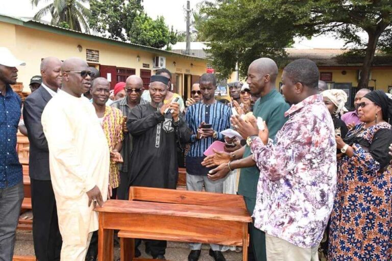 Conakry : La direction communale de l’éducation de Matoto (DCE) reçoit un important lot de table-bancs