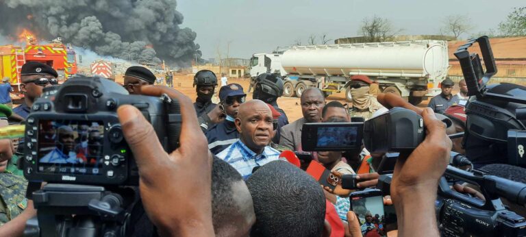 Guinée/Incendie au dépôt d’hydrocarbures : ‘’ Le feu est circonscrit’’, rassure le Ministre de la sécurité