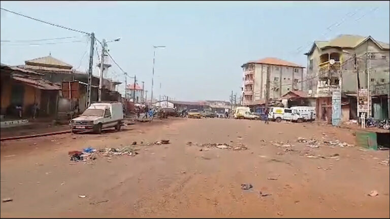 Conakry : Des jeunes de Bambeto en colère contre la Brigade Anti-Criminalité 4, paralysent la circulation