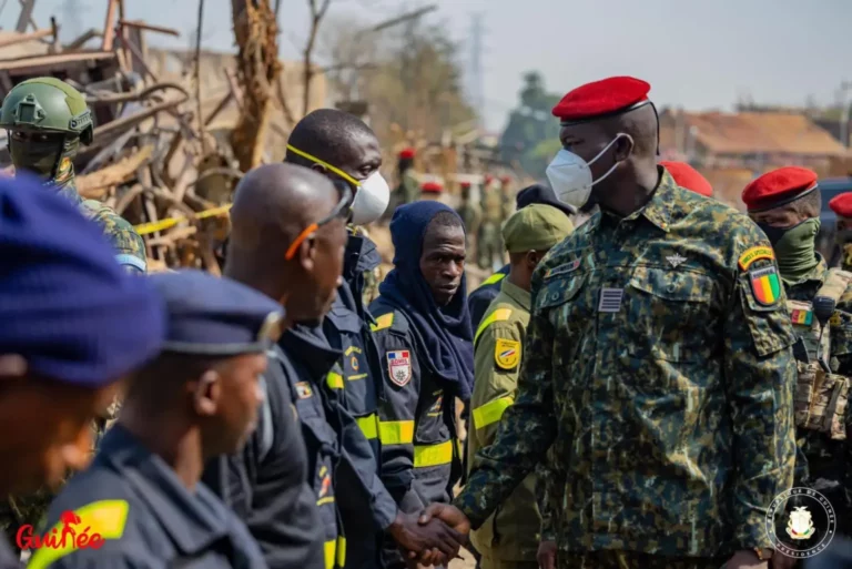 Guinée/Incendie à Kaloum: Le Chef de l’Etat se rend sur le site et auprès des victimes