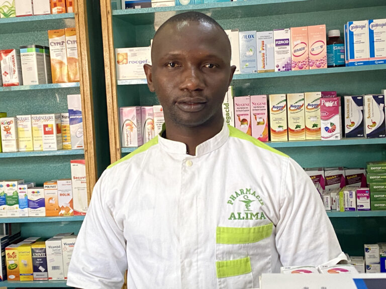 Guinée/Pharmacie : Face à la problématique d’accès aux médicaments, Dr Alpha Camara rassure