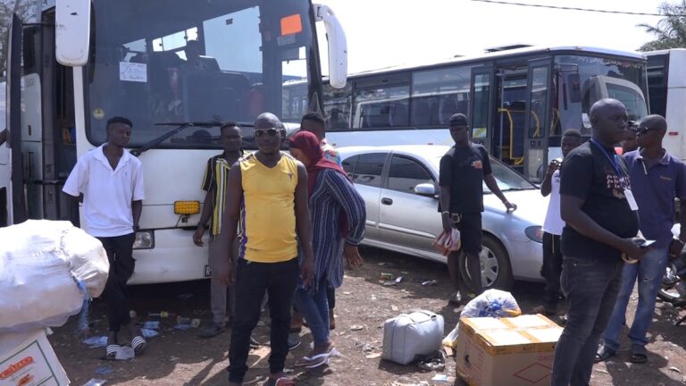 Guinée : Plus de 100 barrages routiers réinstallés depuis l’évasion à la maison centrale de Conakry, les transporteurs haussent le ton