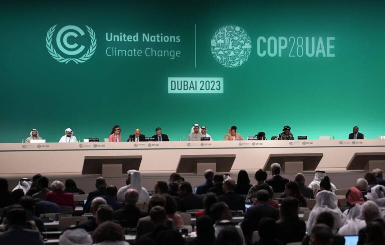 La Conférence des Parties adopte le document de la COP28 appelant à l’abandon des combustibles fossiles