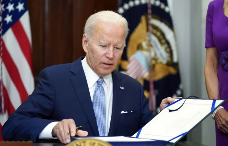 Biden signe un projet de loi sur la politique de défense de 886 milliards de dollars