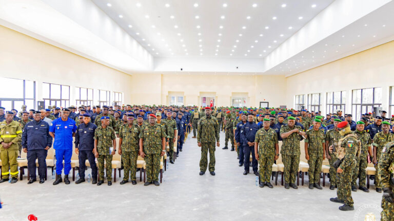 Guinée :  Le Colonel Mamadi Doumbouya bénéficie de la reconnaissance de ses frères d’armes qui l’élèvent à la dignité de Général de Corps d’Armée à titre exceptionnel