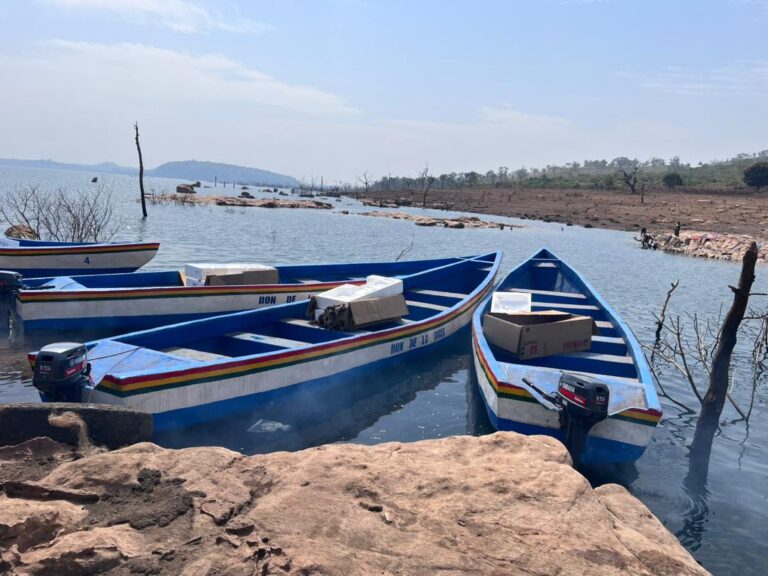Kindia/Bangouya : Remise de 12 barques motorisées et 360 gilets de sauvetage aux communautés impactées de Souapiti