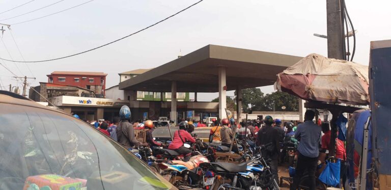 Conakry : Des rangs indescriptibles dans les stations-service en ce temps de crise de carburant