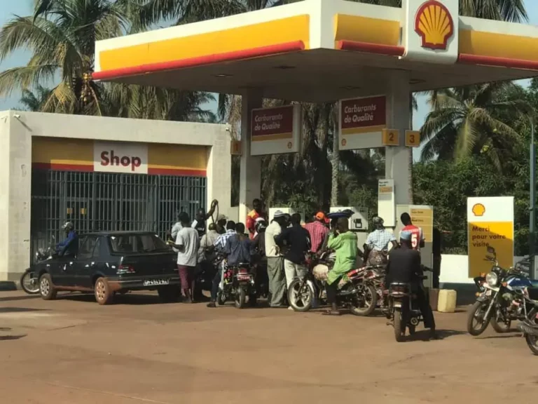 Faranah-Crise de carburant : L’autorité locale s’implique pour le bon fonctionnement des stations-services