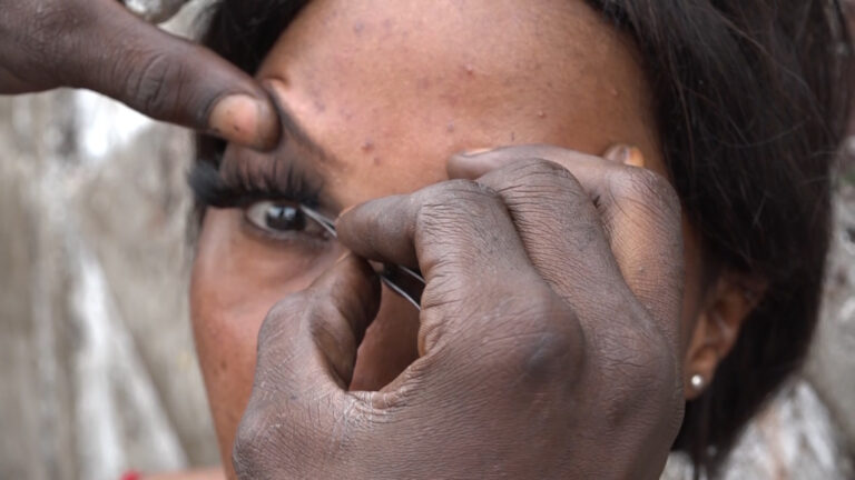 Guinée/Sociétés : Les faux –cils sont-ils dangereux pour la santé des yeux ?