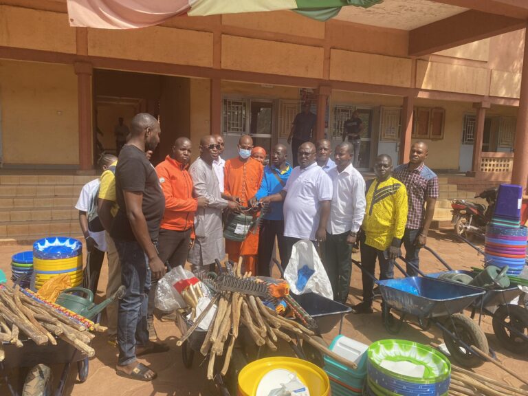 Siguiri : l’UNICEF fait don de matériels et kits aux groupements d’assainissement sur le terrain