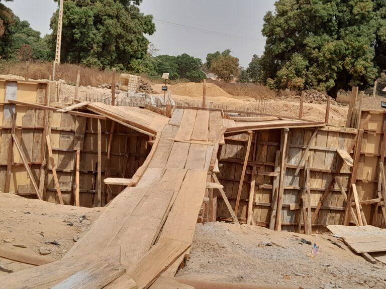 Siguiri : Les travaux de construction de deux ponts sur la rivière (Nanko) se poursuivent dans les secteurs Adamakonson et Teleladji