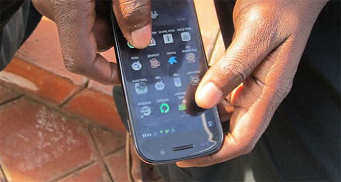 Conakry-Société : Croyant avoir acheté un téléphone androïd, il découvre un caillou à la place