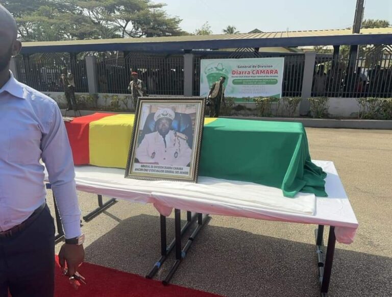 Guinée: Les autorités militaires rendent un dernier hommage au général Diarra Camara, ancien chef d’Etat-major des Armées