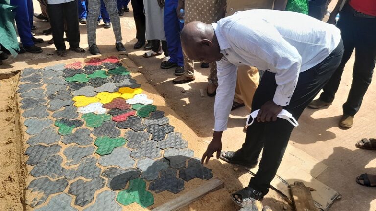 Kouroussa : Fin de la  formation de  50 jeunes  en technique de transformation des déchets plastiques en dallette