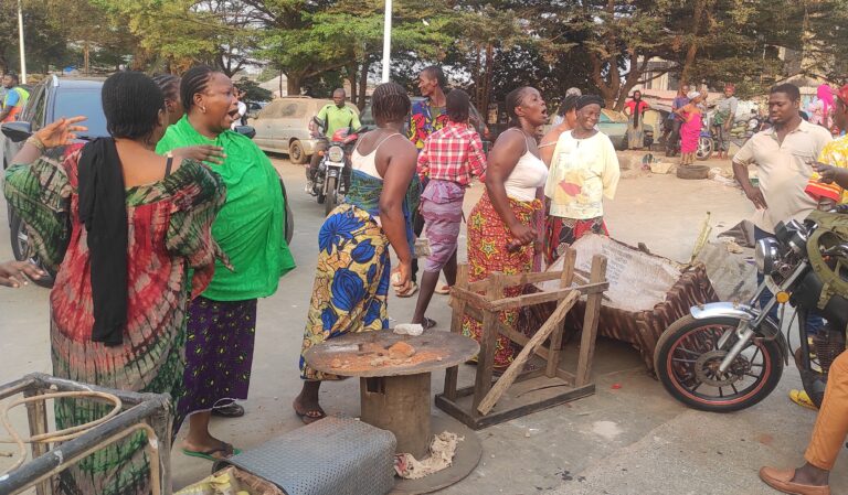 Conakry : les femmes de Coronthie manifestent contre la cherté de la vie