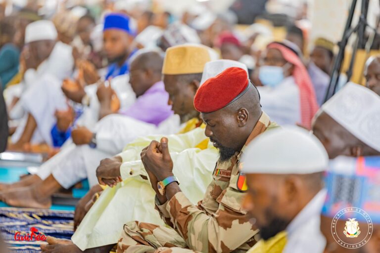 Guinée : Le Chef de l’Etat effectue la prière du premier vendredi à la Grande Mosquée Fayçal de Conakry