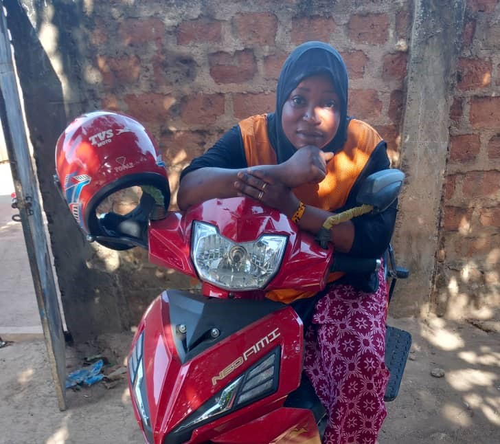 Mamou: À la rencontre de Mariama Ciré Diallo, seule femme conductrice de taxi-moto dans  la ville carrefour