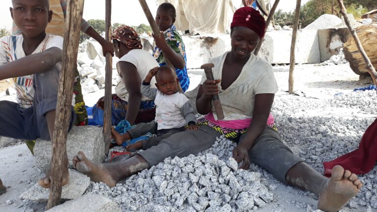 Coyah/Mois de la femme : Le marteau en main Mabinty Sylla cherche le quotidien dans une carrière de granite