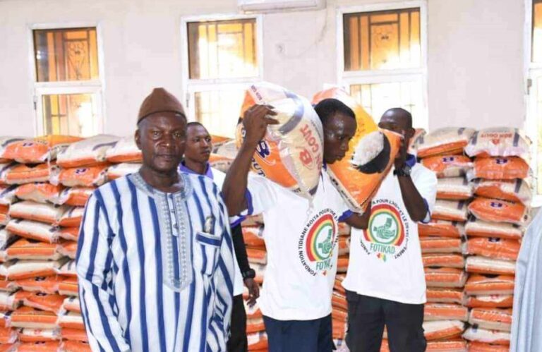 Conakry/Matoto : La Fondation  Tidiane Koita  offre 400 sacs de riz  aux familles démunies  de la commune