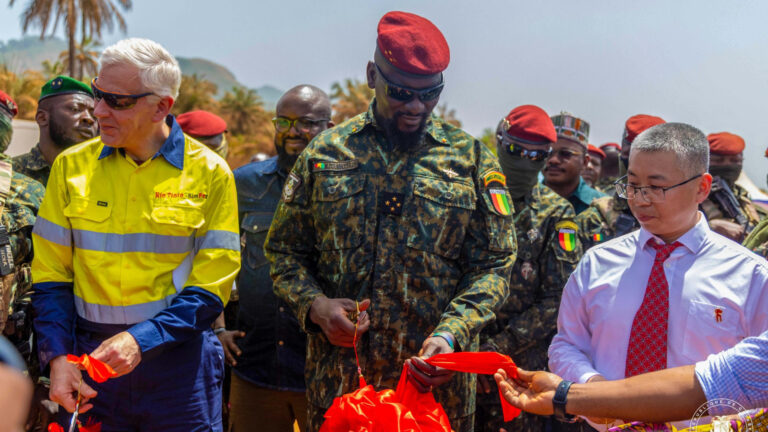 Guinée/SIMANDOU: Le Chef de l’État officie la cérémonie de pose de la première poutre du chemin de fer de la Compagnie du Trans-Guinéen