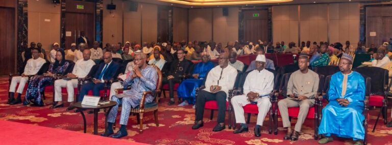 Guinée: Le PM préside la cérémonie de clôture des travaux de la revue globale des portefeuilles actifs des projets et programmes d’investissement public