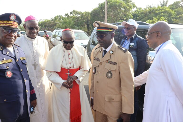 Religion : Le Cardinal Robert Sarah arrive à Boké pour introniser le premier Evêque du Diocèse de la préfecture