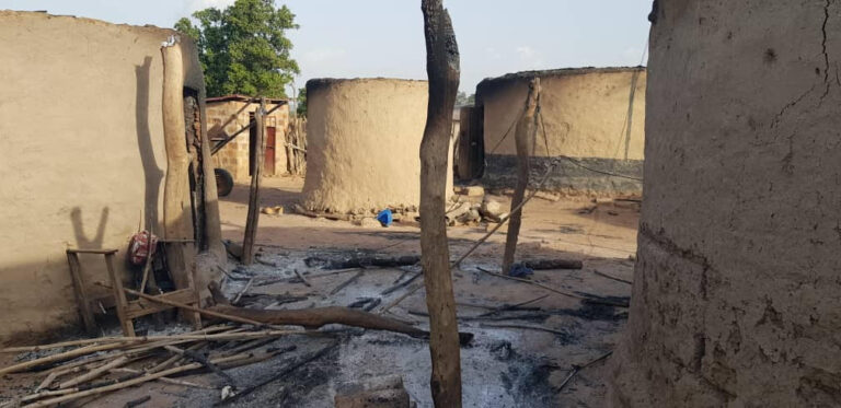 Mandiana : Plusieurs habitations incendiées suite à un affrontement entre deux villages